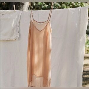 DOEN SHORT DEEP V-NECK SLIP.